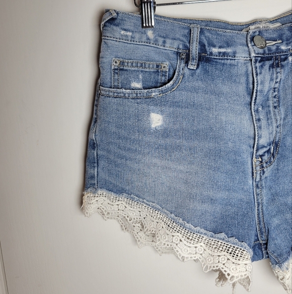 Free People Crochet Trim Denim Shorts Size 29 | Boho Summer Beachwear - Picture 3 of 10